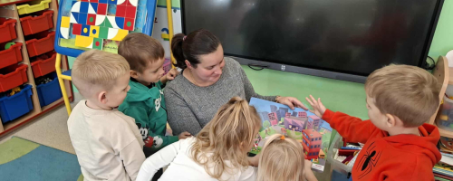 Rodzice czytają dzieciom